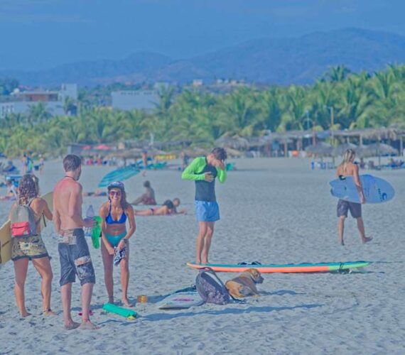 Are There Any Family-Friendly Activities or Attractions in Puerto Escondido?